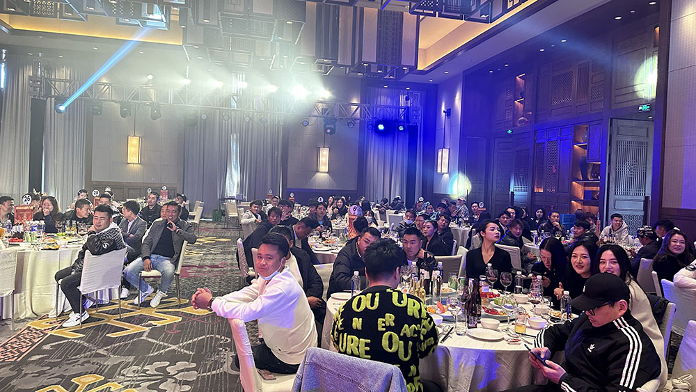 坚难但从不放弃 丽江古城第一家酒吧樱花屋金举行2023年会