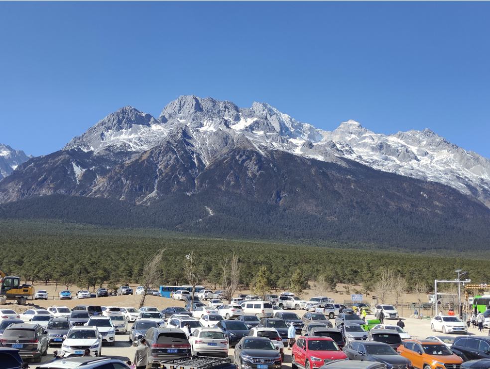 2023春节黄金周玉龙雪山接待游客17.97万人 自驾日均超过5000辆