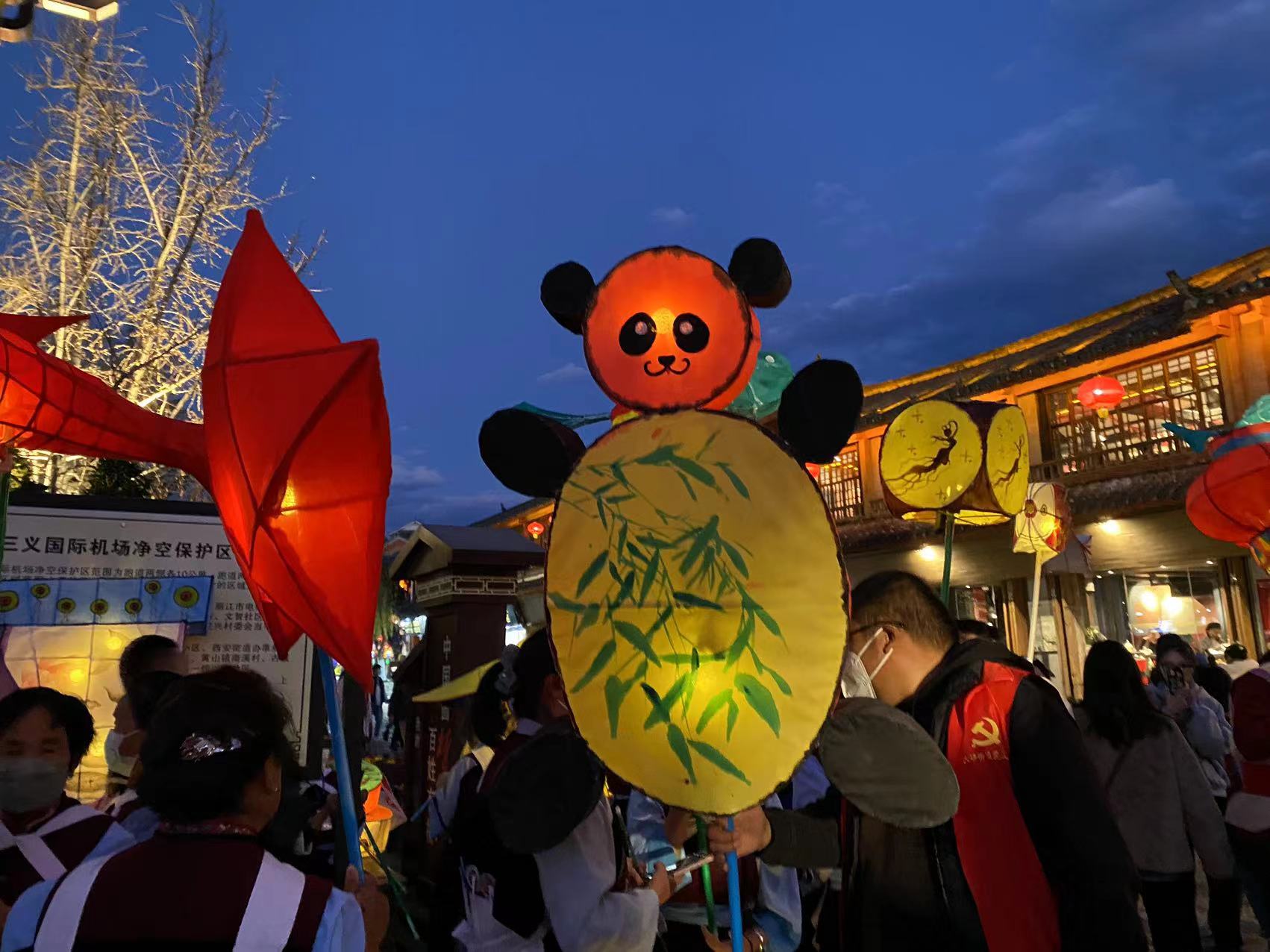 提灯夜游  丽江古城花灯璀璨  这个元宵好热闹！ (14).jpg