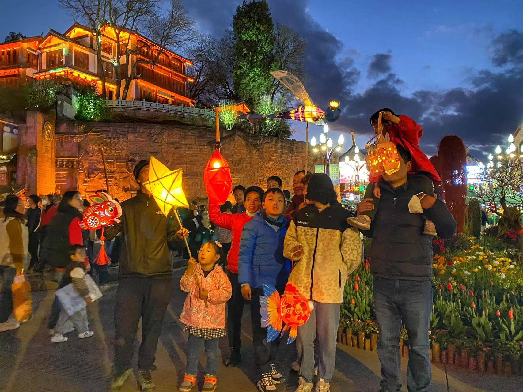 提灯夜游  丽江古城花灯璀璨  这个元宵好热闹！ (1).jpg