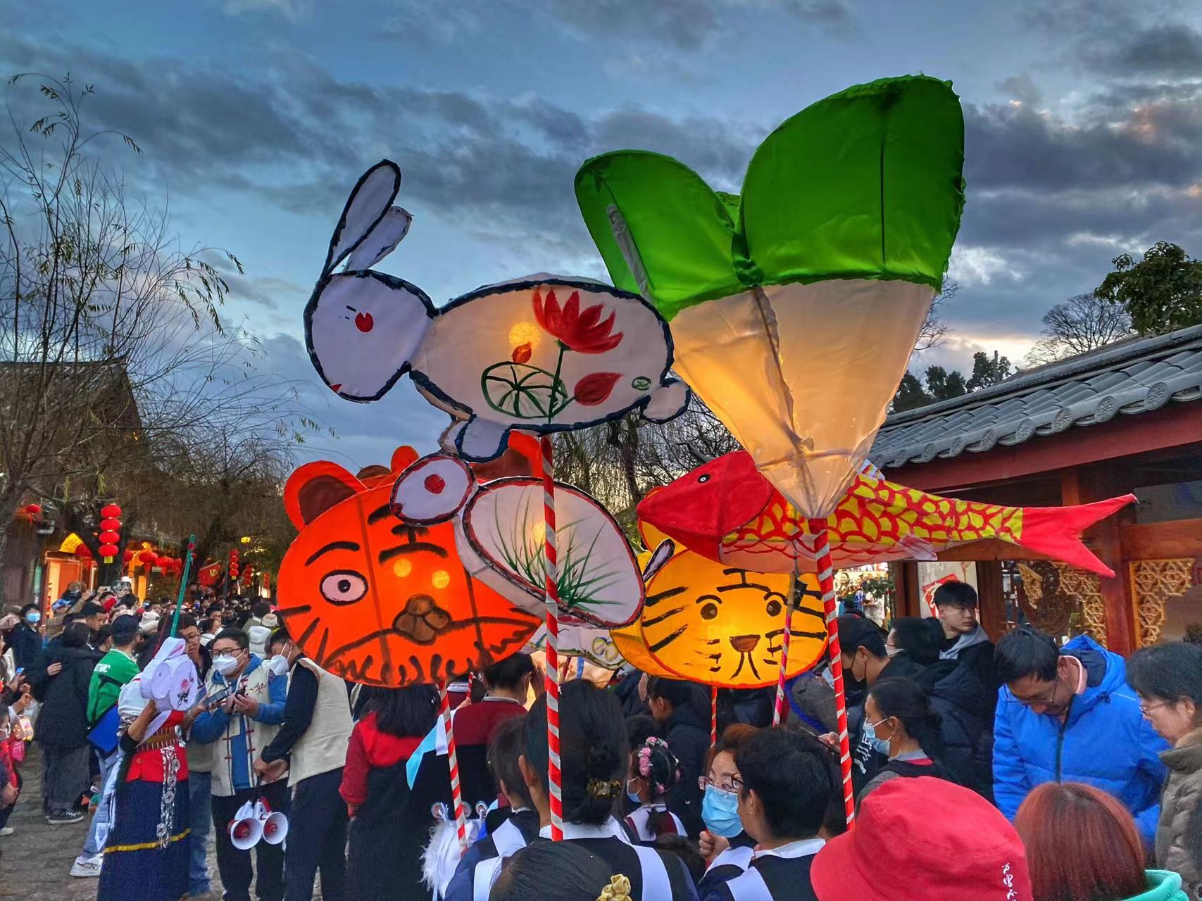提灯夜游  丽江古城花灯璀璨  这个元宵好热闹！ (2).jpg