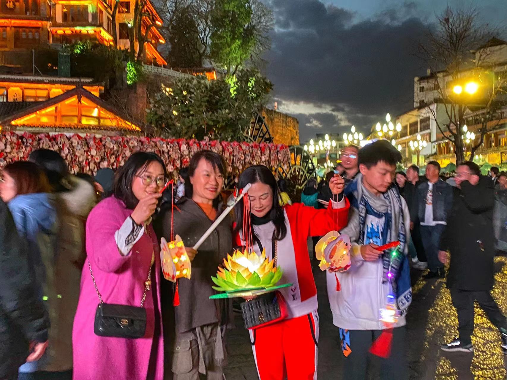 提灯夜游  丽江古城花灯璀璨  这个元宵好热闹！ (7).jpg