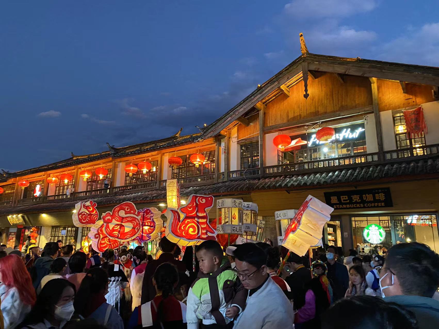 提灯夜游  丽江古城花灯璀璨  这个元宵好热闹！ (9).jpg