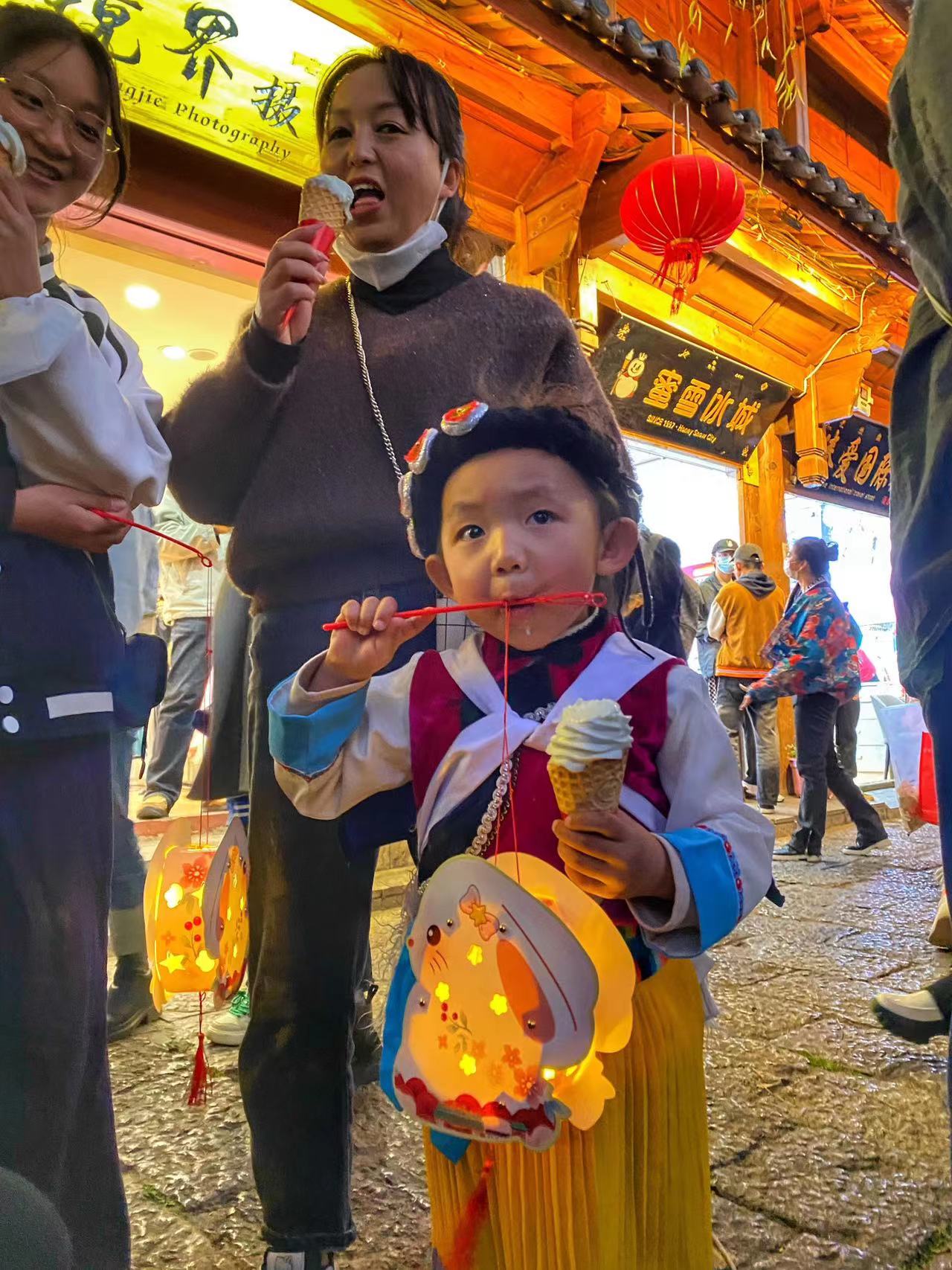 提灯夜游  丽江古城花灯璀璨  这个元宵好热闹！ (10).jpg