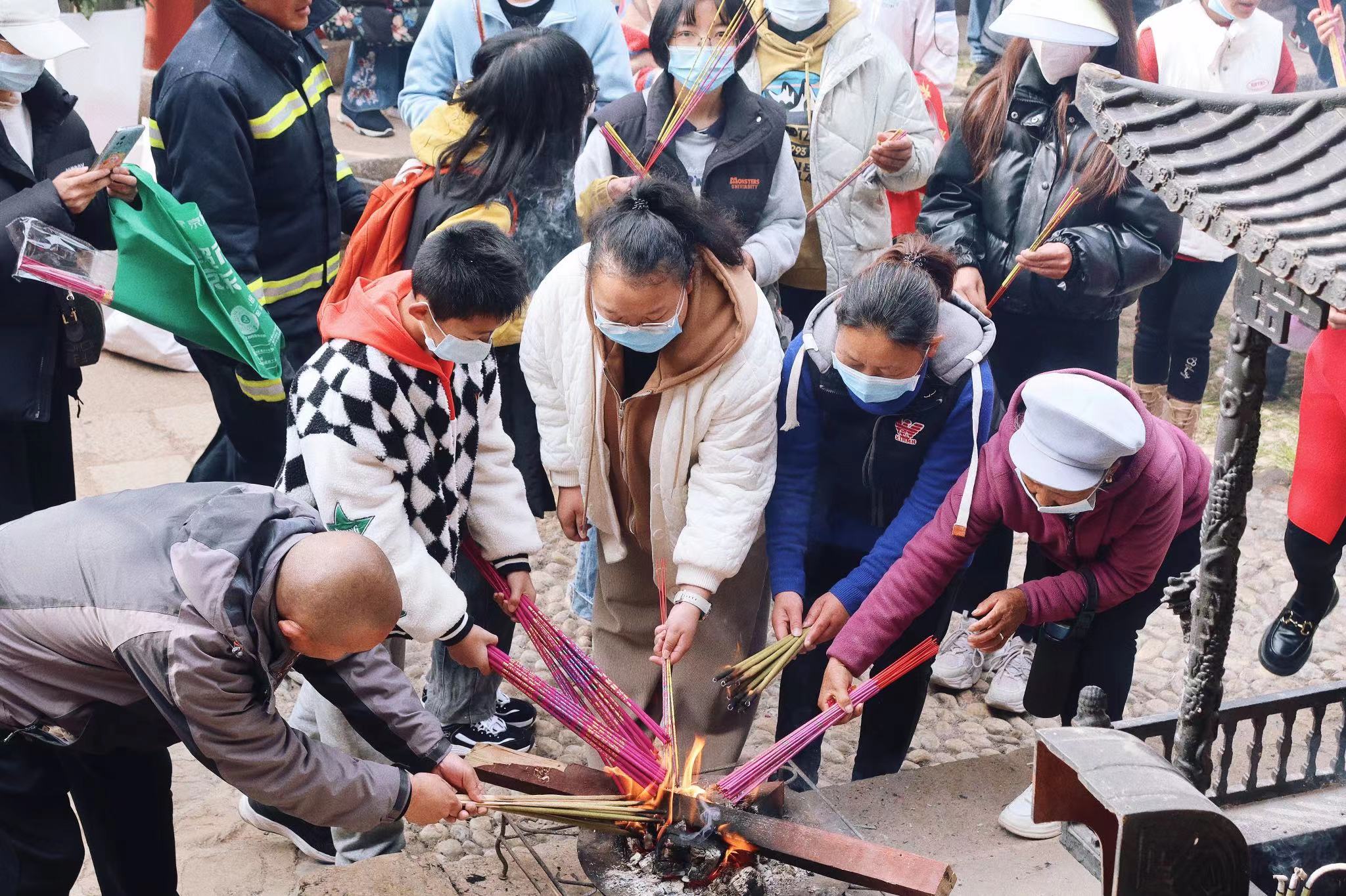 披星戴月 盛装出行  丽江开启欢度三多节模式 (13).jpg