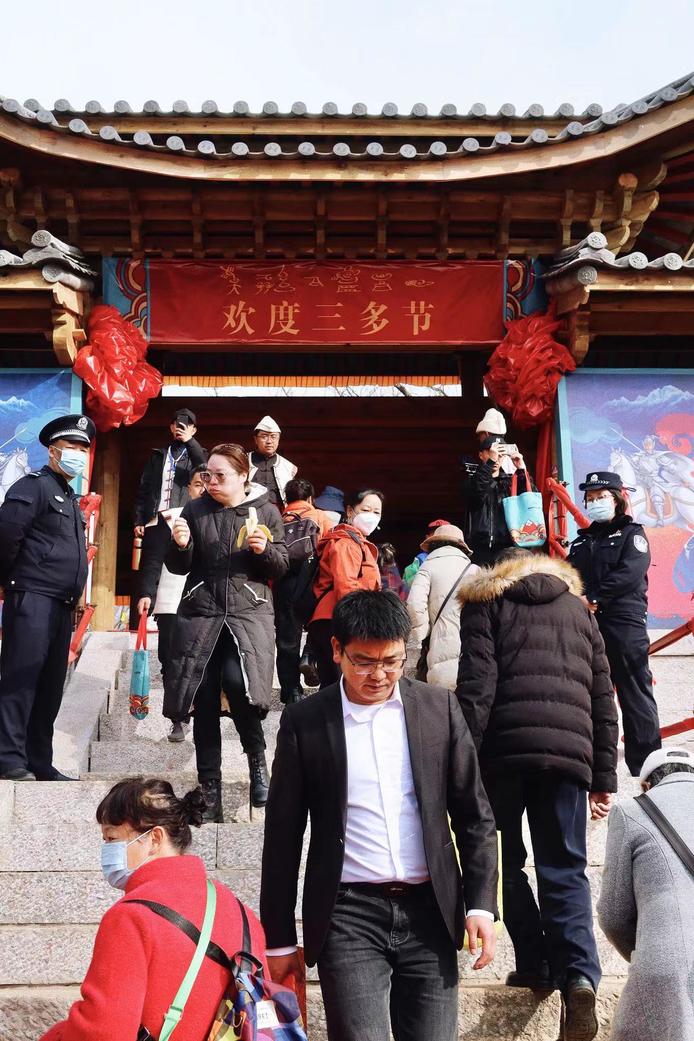 披星戴月 盛装出行  丽江开启欢度三多节模式 (15).jpg