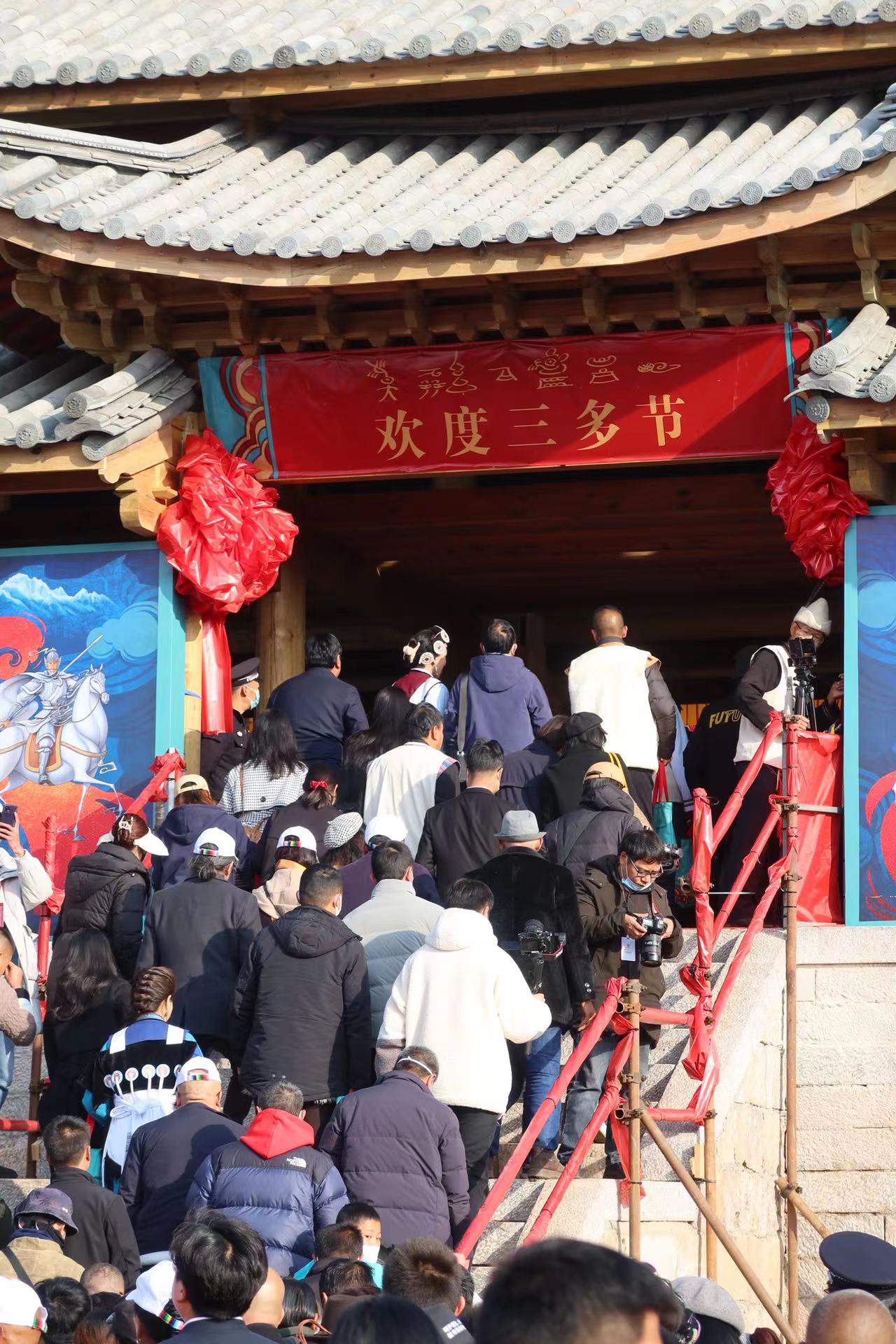 披星戴月 盛装出行  丽江开启欢度三多节模式 (6).jpg