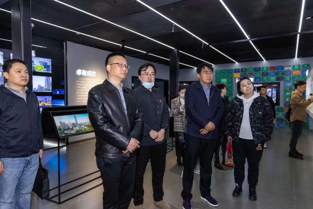 玉龙县东西部对口协作代表团到上海市杨浦区滨江集团考察 (1).jpg