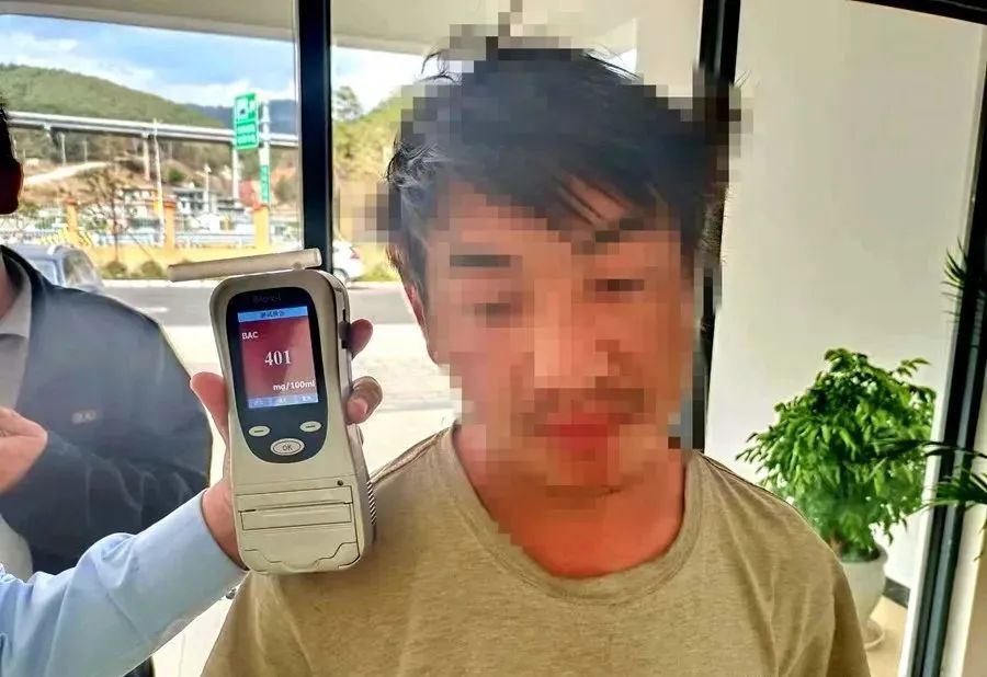 宁蒗一小伙酒精呼气达401破记录，竟还驾车准备上高速 (1).jpg
