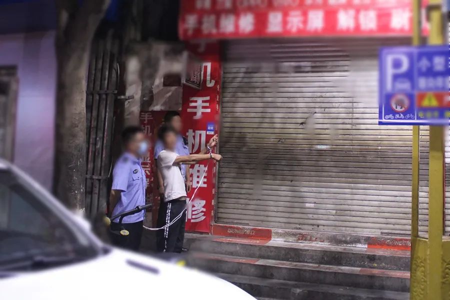 偷手机企图变卖  还没捂热就被抓 (1).jpg