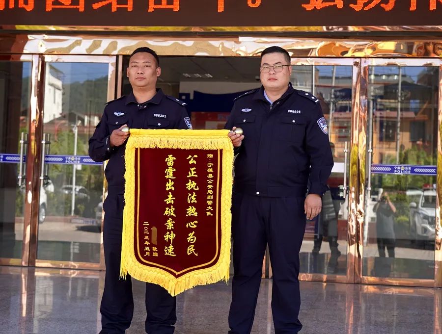 泸沽湖游玩  同行玩伴骗走一万五千元驾车逃跑 (1).jpg