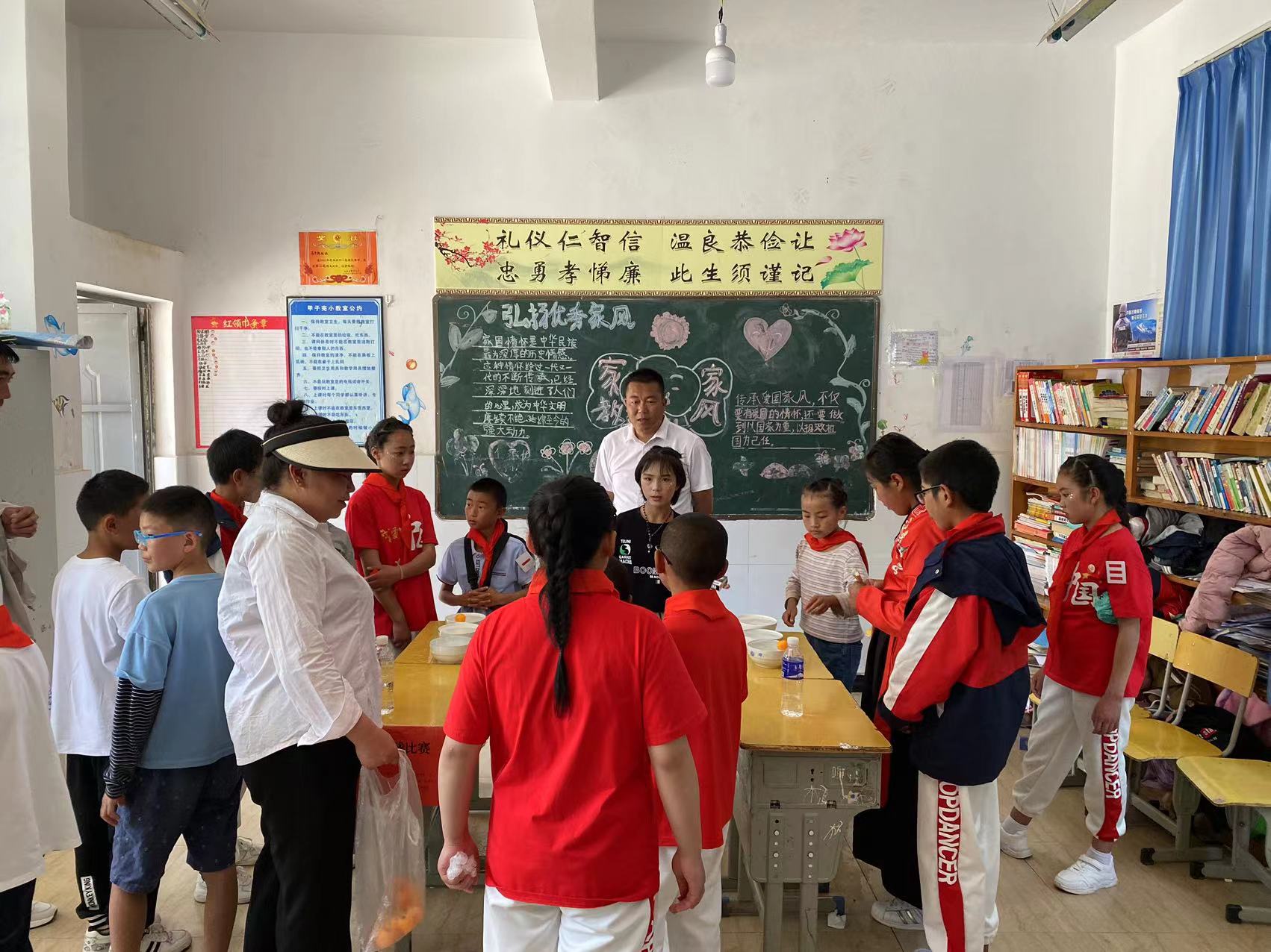 情暖“六一 ” 爱心助学  样样红公司为教育事业献爱心 (6).jpg