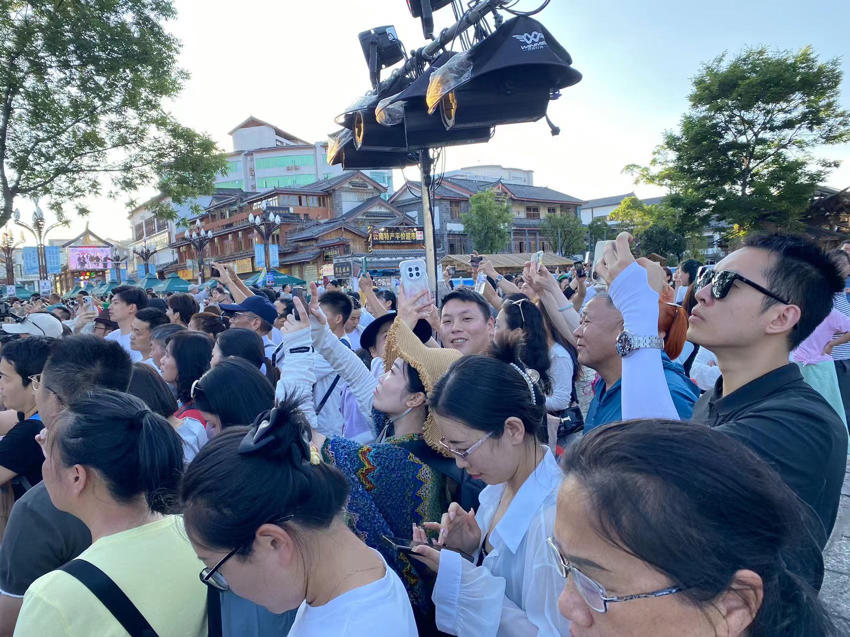 丽江古城民谣广场 听醉了！ (4).jpg