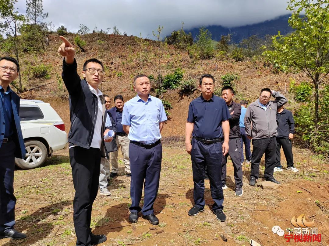 张伟在调研全县水网.jpg