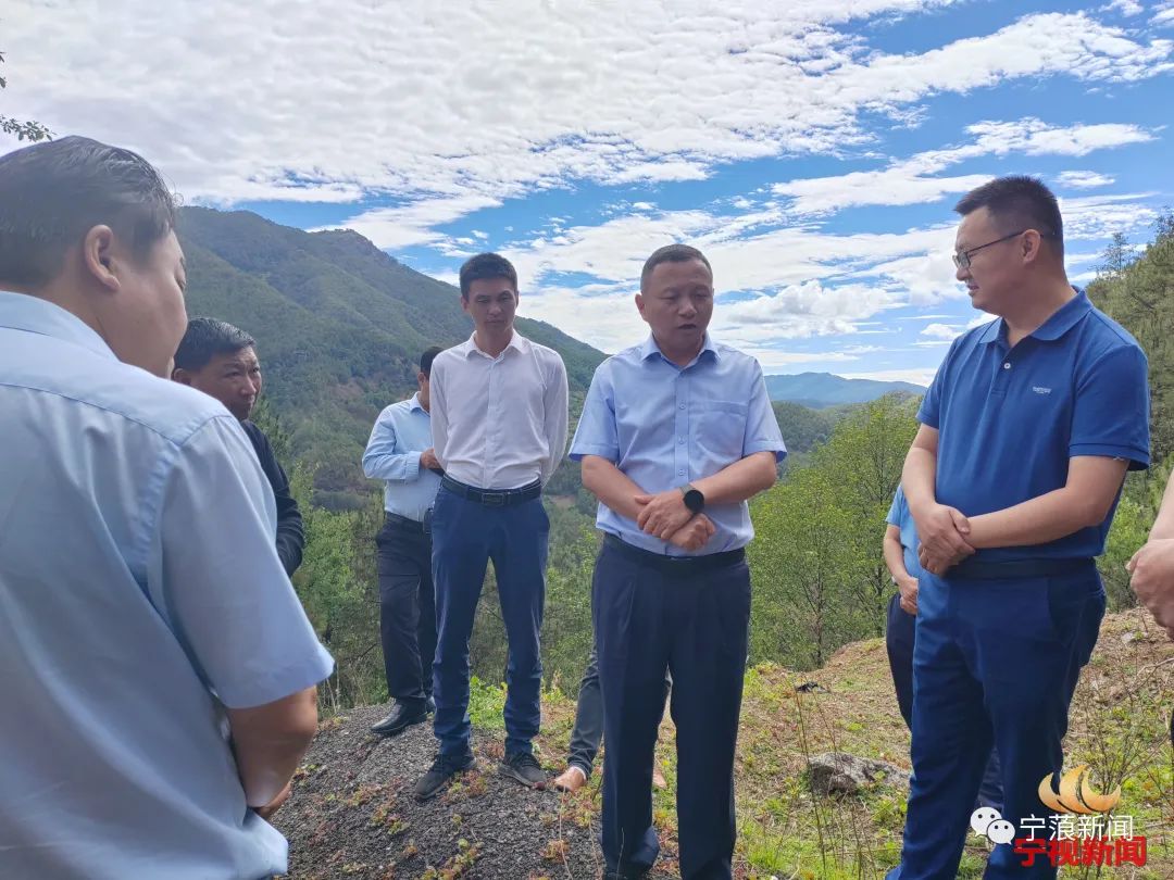 张伟在调研全县水网1.jpg