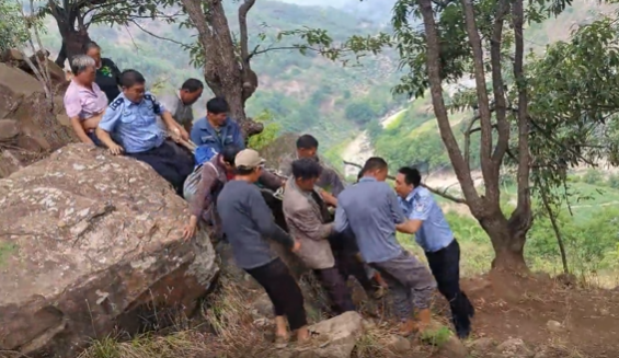 紧急！一男子采蘑菇时不慎摔下悬崖.png
