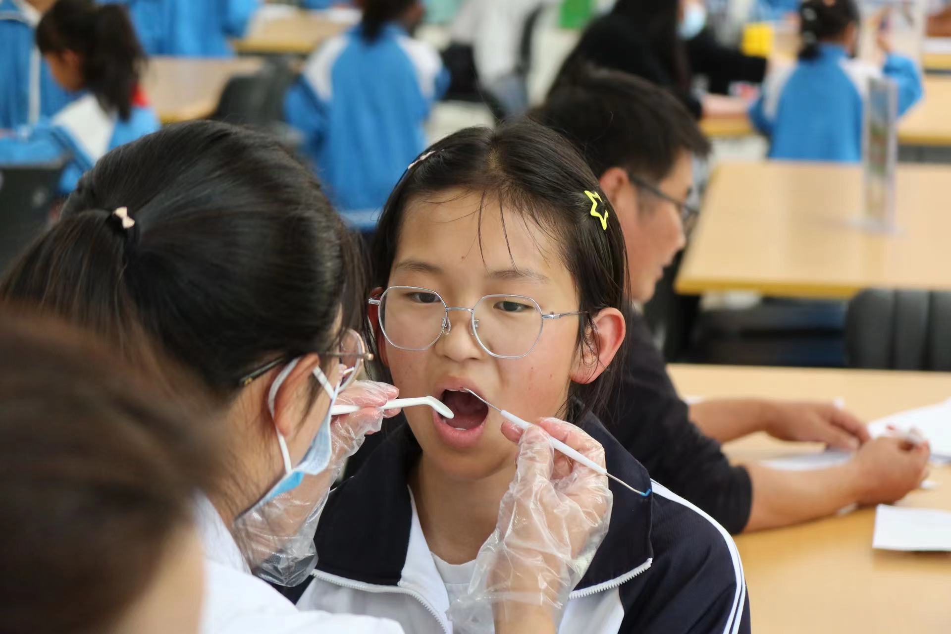 市医院口腔科走进祥和学校开展健康科普 疾病筛查  守护孩子的口腔健康 (2).jpg