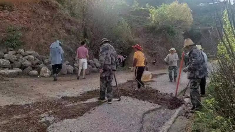 永胜县顺州镇新河村党员义务修路，群众点赞.jpg