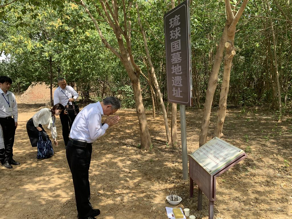 冲绳知事玉城丹尼赴北京通州琉球国墓地遗址祭拜.jpg