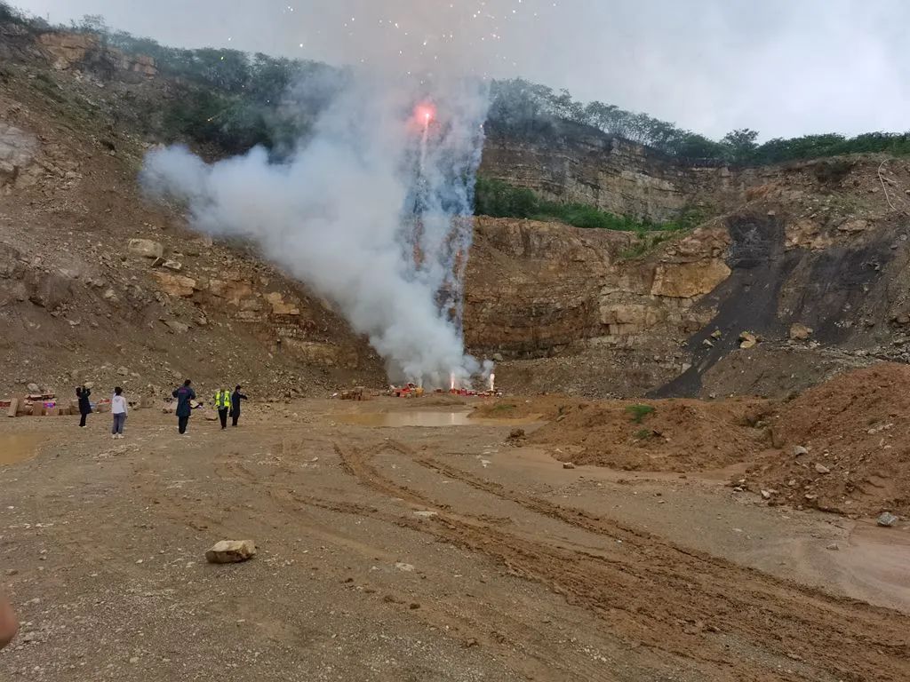 华坪警方集中销毁800余箱非法烟花爆竹.jpg
