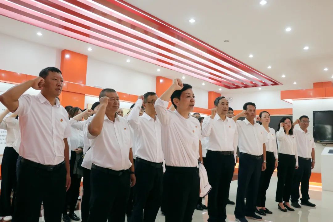 丽江古城保护管理局（公司）到市廉政教育基地开展警示教育.jpg