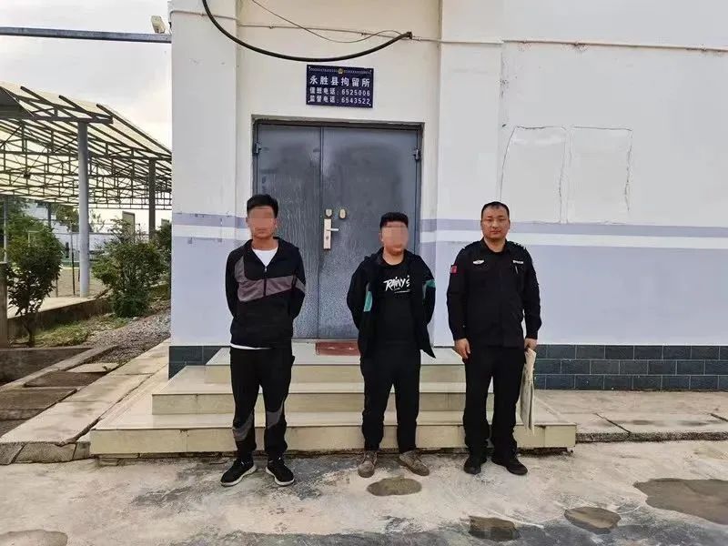 丽江两男子因张贴“涉黄”小广告 被永胜县公安局永北派出所民警抓获.jpg