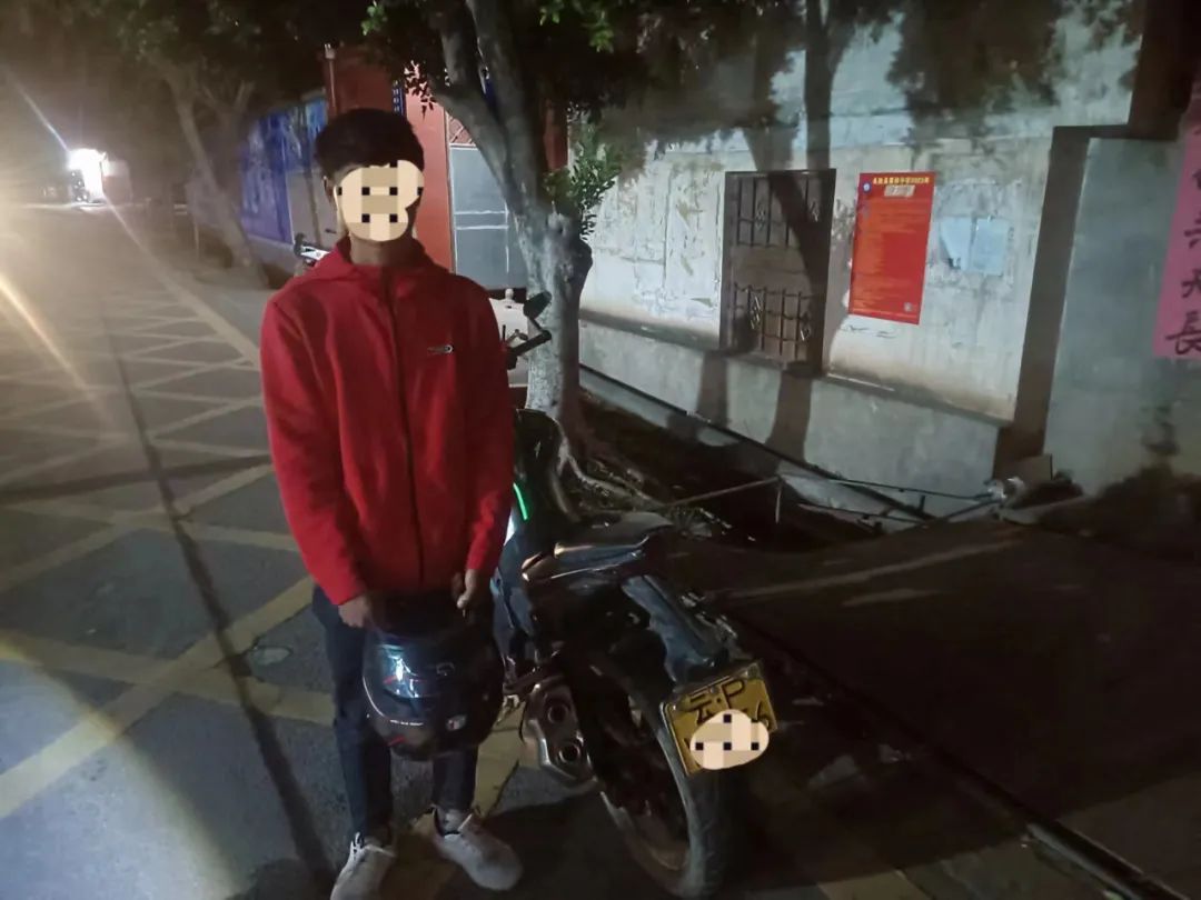 夜晚高音炮肆虐，永胜警方严打飙车违法行为 (2).jpg