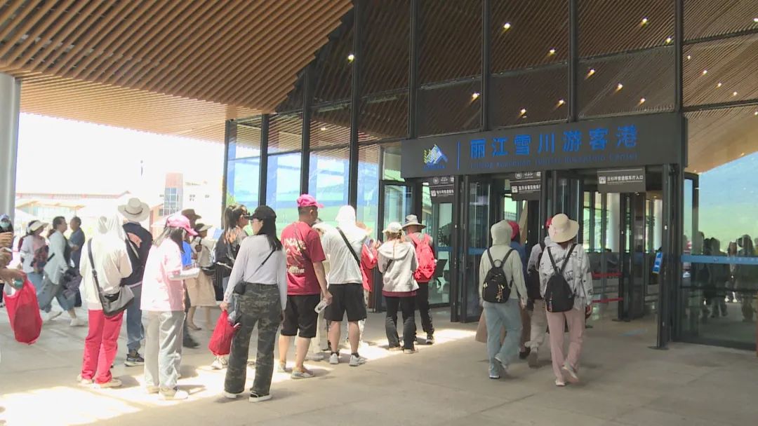 日均接待量2.3万人次！玉龙雪山迎来暑期游高峰 (3).jpg