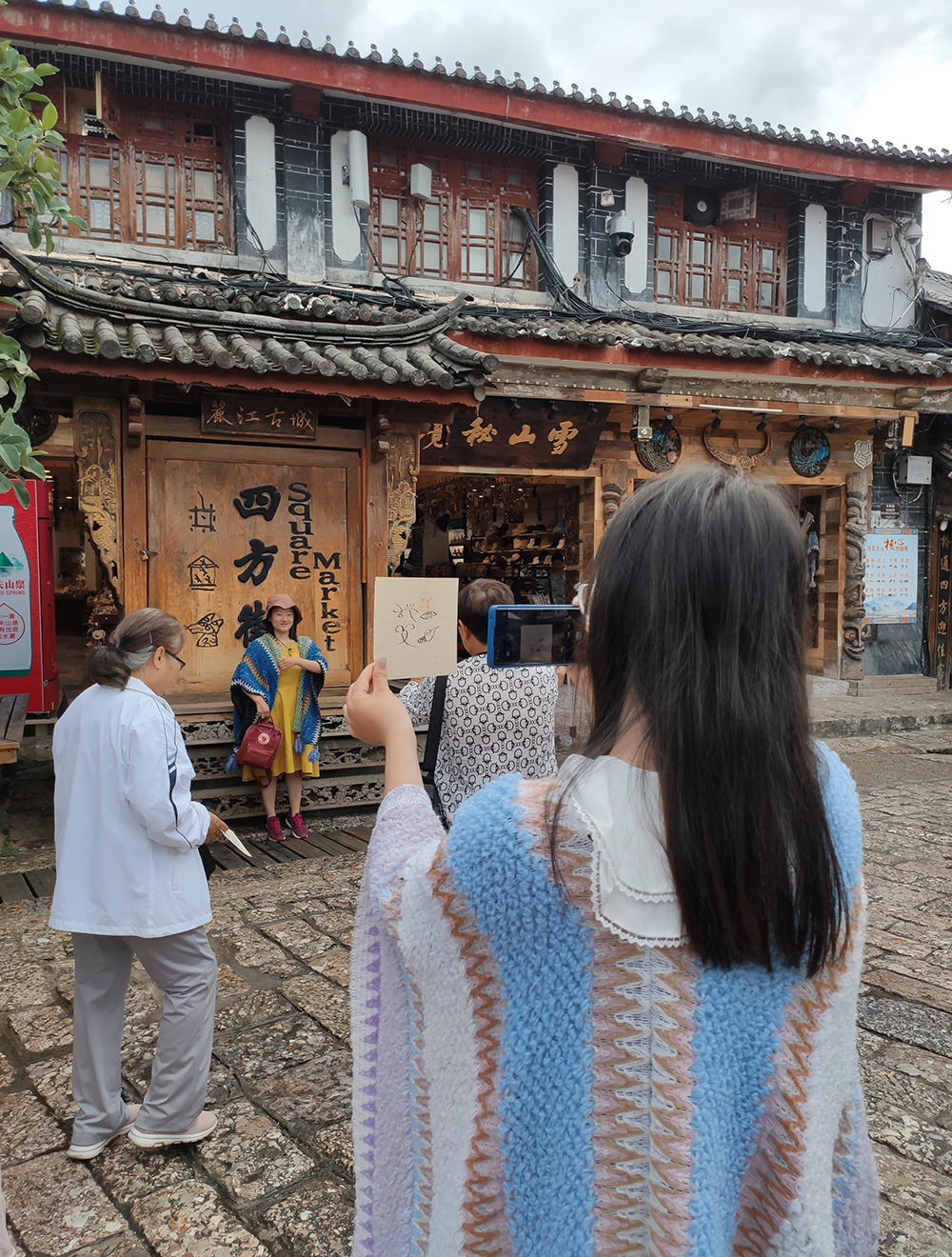 丽江古城“东巴祝福语免费赠送” 一笔一画中体验独特的东巴魅力 (3).jpg