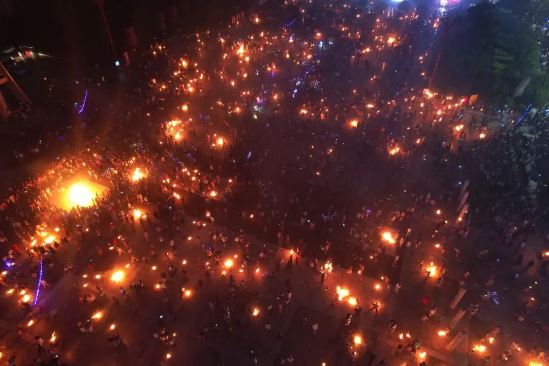 宁蒗彝族自治县盛大开启第二届文化旅游节暨火把节！点燃夜空，燃烧激情 (2).jpg