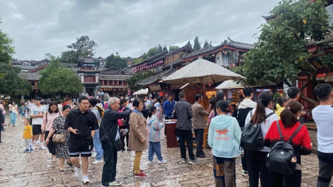 丽江古城赠送东巴文祝福语，游客感受纳西文化的魅力 (2).jpg