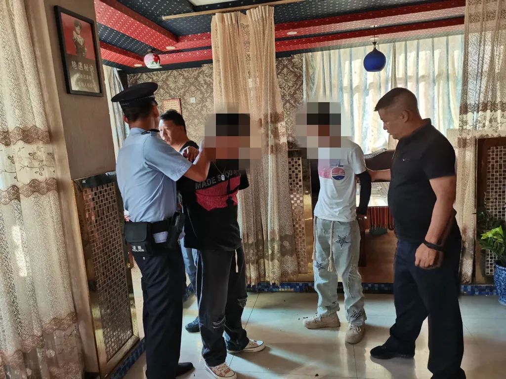 华坪警方抓获两名上网逃犯！.jpg