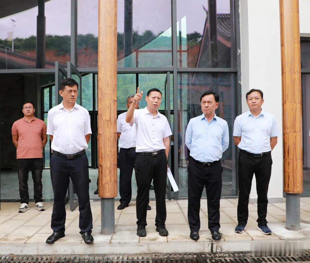 乡村振兴新亮点！华坪龙头果色天香示范点建设取得巨大成功，县委书记、县长亲临调研！ (6).jpg