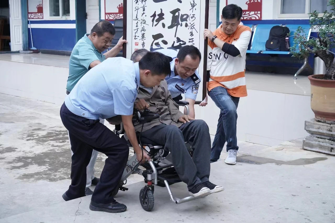 坐轮椅奔波两千公里来丽江  只为取回看病钱 (1).jpg