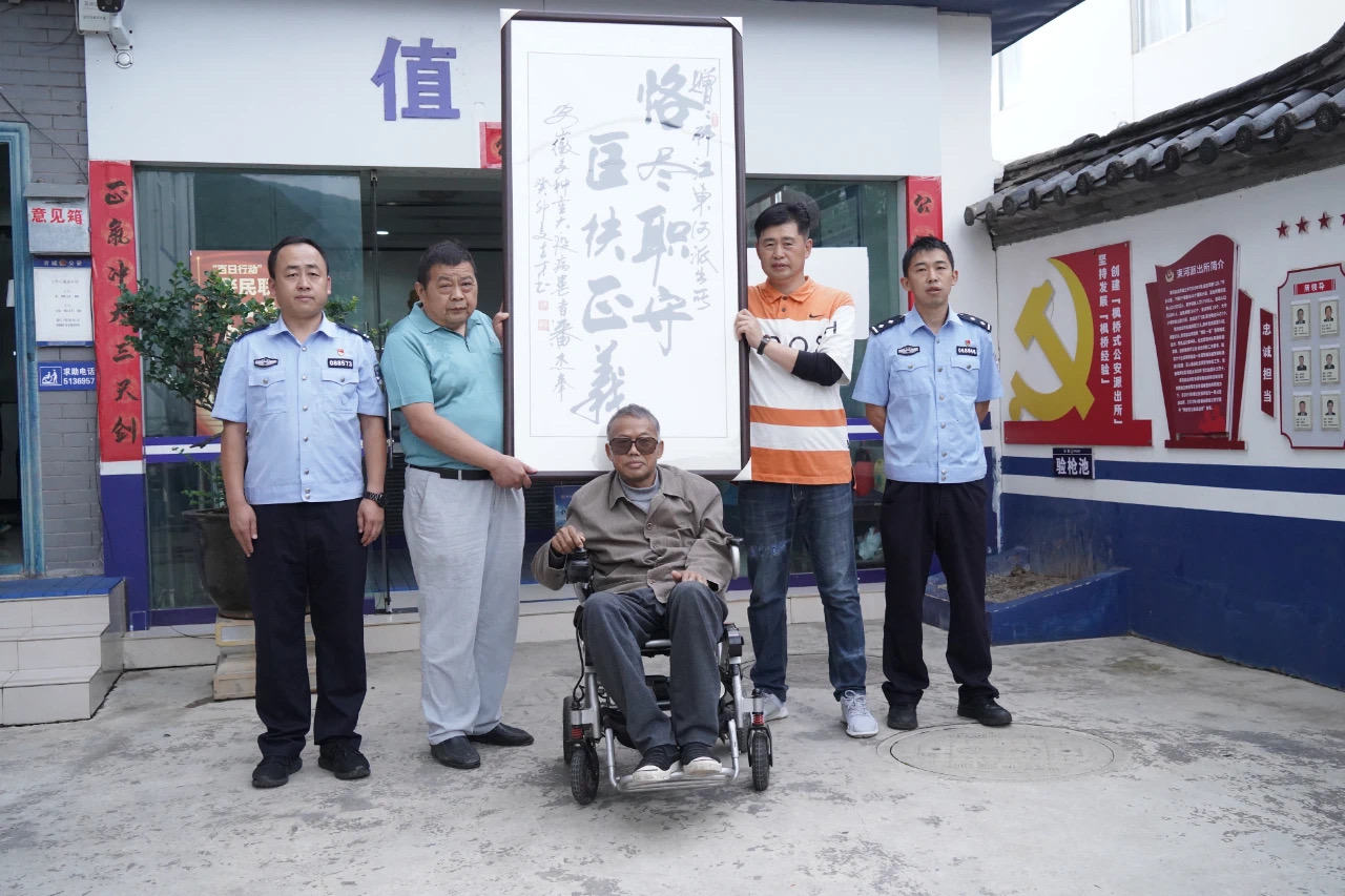 坐轮椅奔波两千公里来丽江  只为取回看病钱 (2).jpg