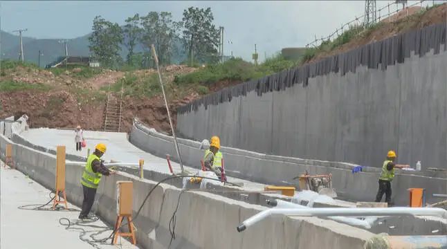 丽江机场三期改扩建搬迁安置项目（机场段）顺利推进，交通基础设施配套工程有序施工.jpg