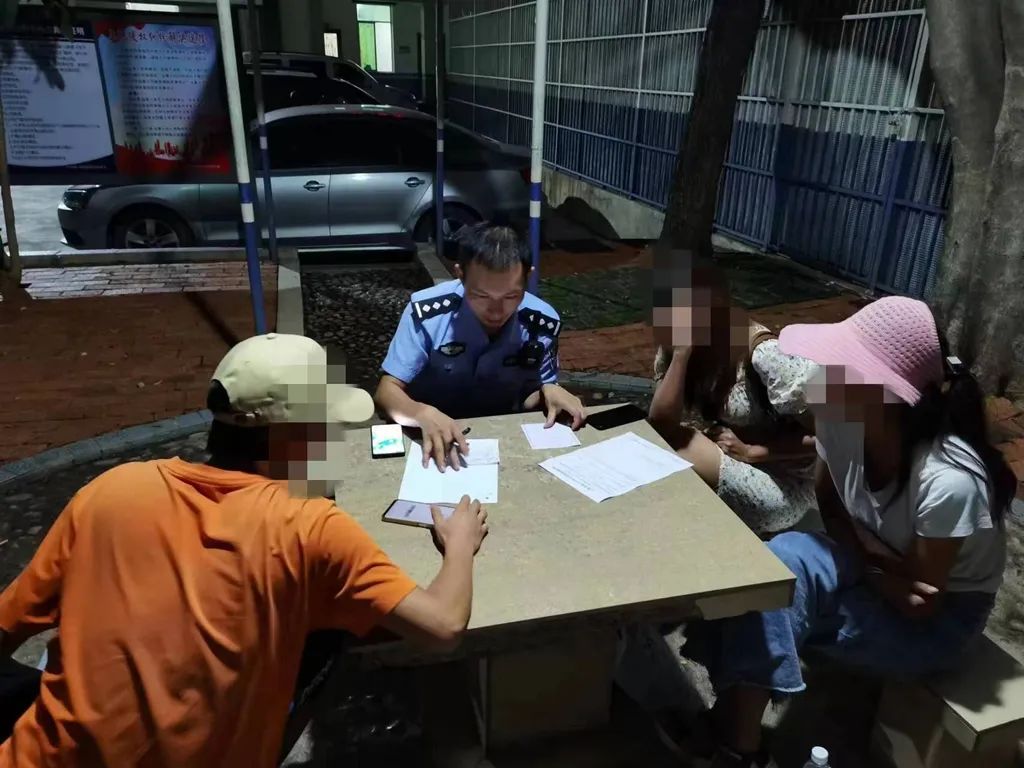 华坪警方快速寻回遗失防水布.jpg