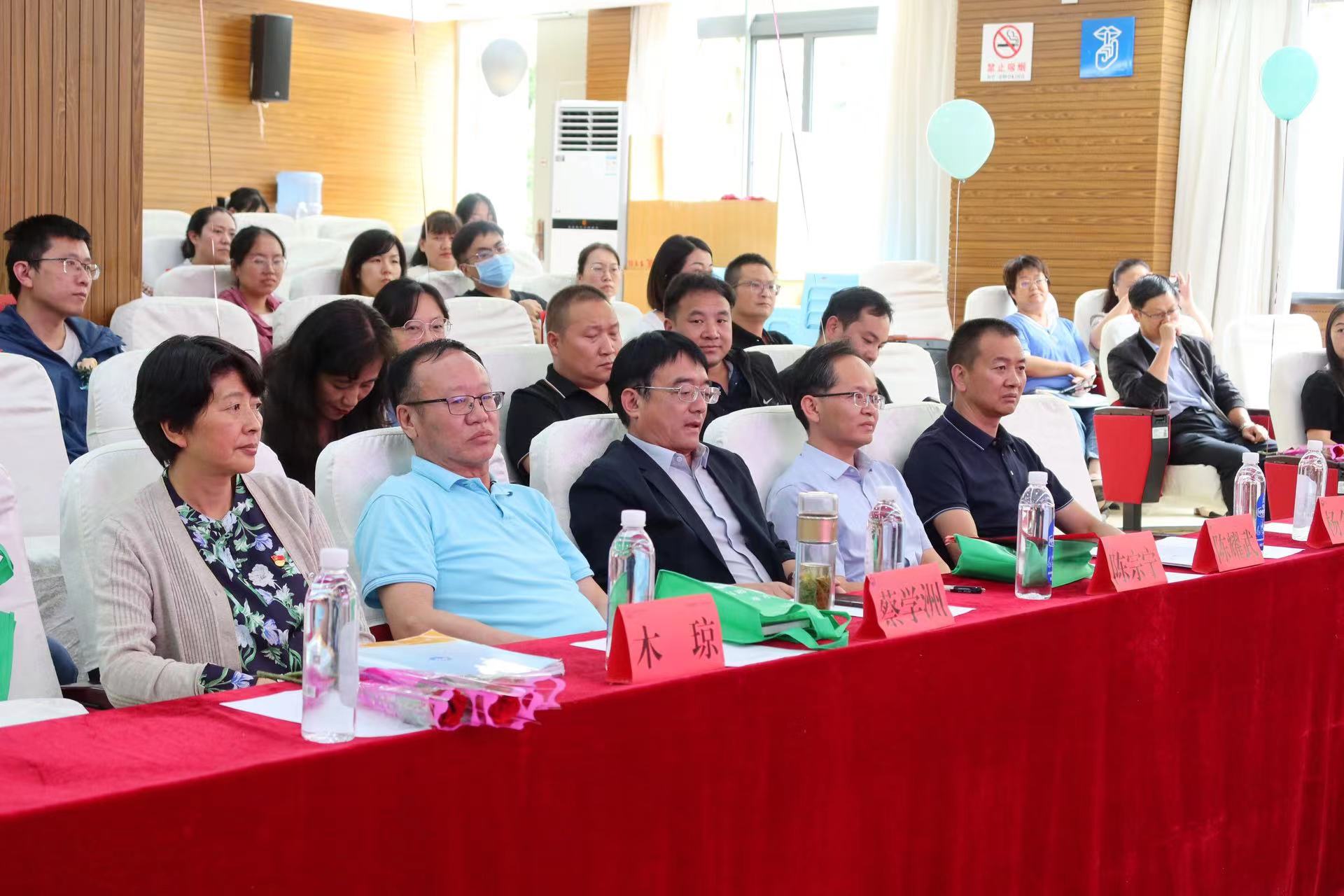 丽江市人民医院举行表彰活动庆祝第六届中国医师节 (2).jpg