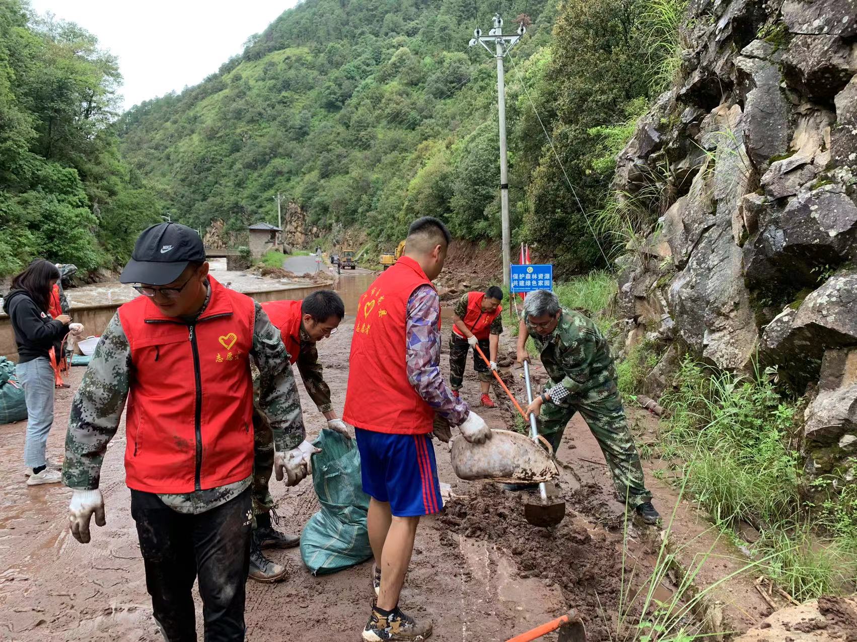 石头乡高效处置淹积水  被淹没路段基本恢复通行 (3).jpg