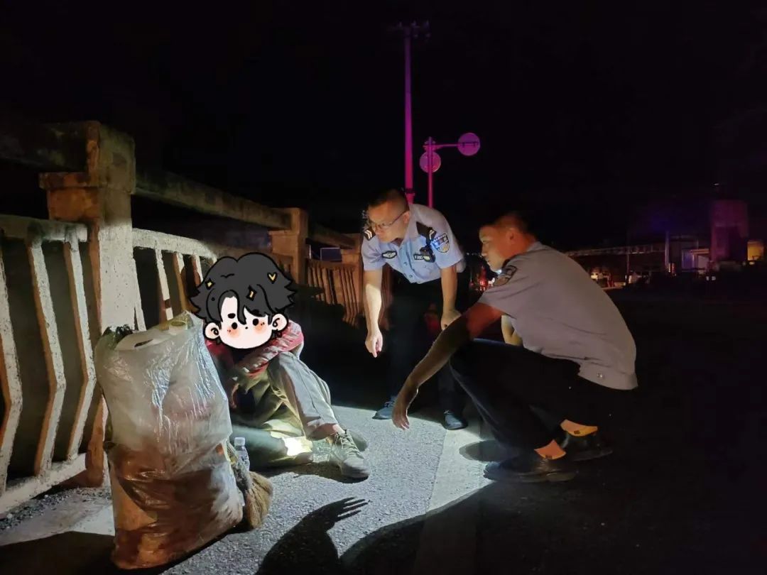 期纳派出所民警及时救助一名醉酒男子.jpg