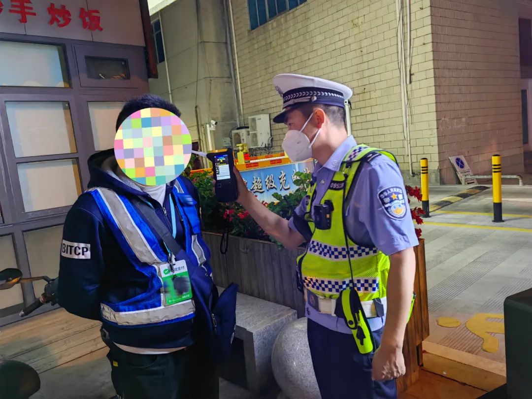 震惊！丽江一车主请的代驾竟然酒后驾车 (2).jpg