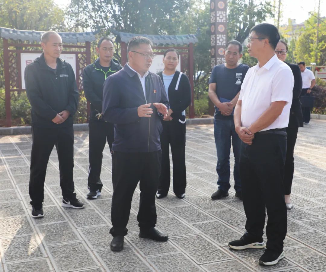 玉龙县书记李自红走访慰问教师，表达崇高敬意.jpg