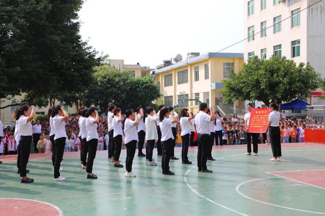 华坪县四班子领导开展教师节走访慰问活动 (2).jpg