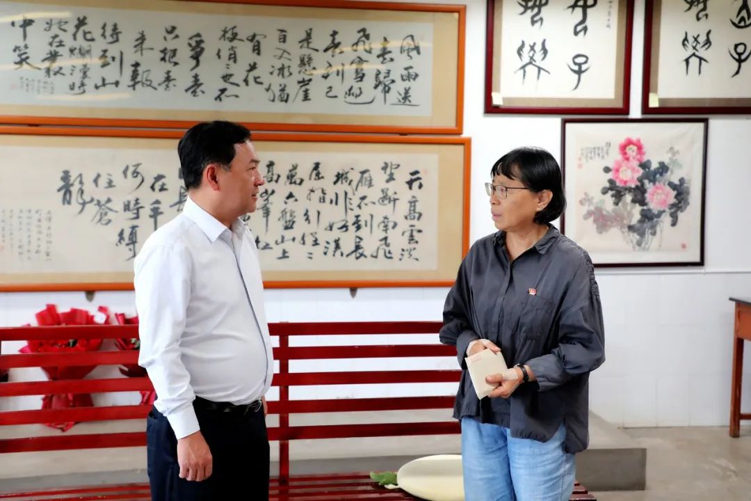 华坪县四班子领导开展教师节走访慰问活动.jpg