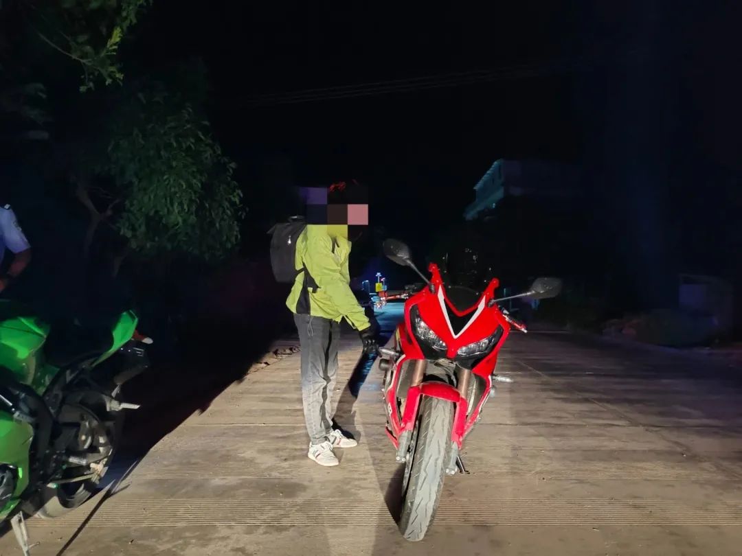 丽江永胜警方严查非法改装机动车.jpg
