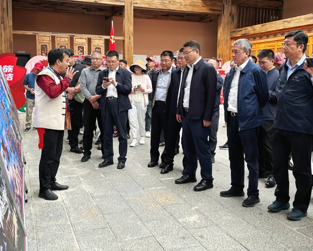 上海观摩团来访玉龙县 (2).jpg