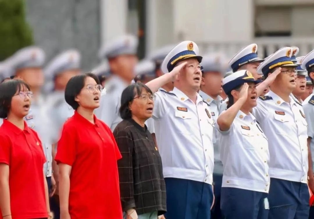 张桂梅老师携女高师生与消防指战员共度国庆.jpg
