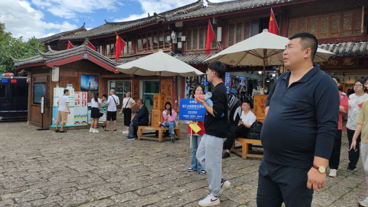 国庆中秋双节丽江古城志愿者传递温暖，服务人流疏导有序 (4).jpg