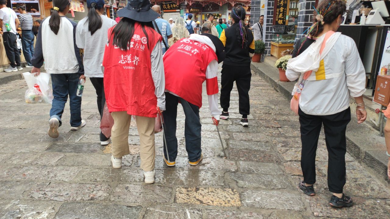 国庆中秋双节丽江古城志愿者传递温暖，服务人流疏导有序 (5).jpg