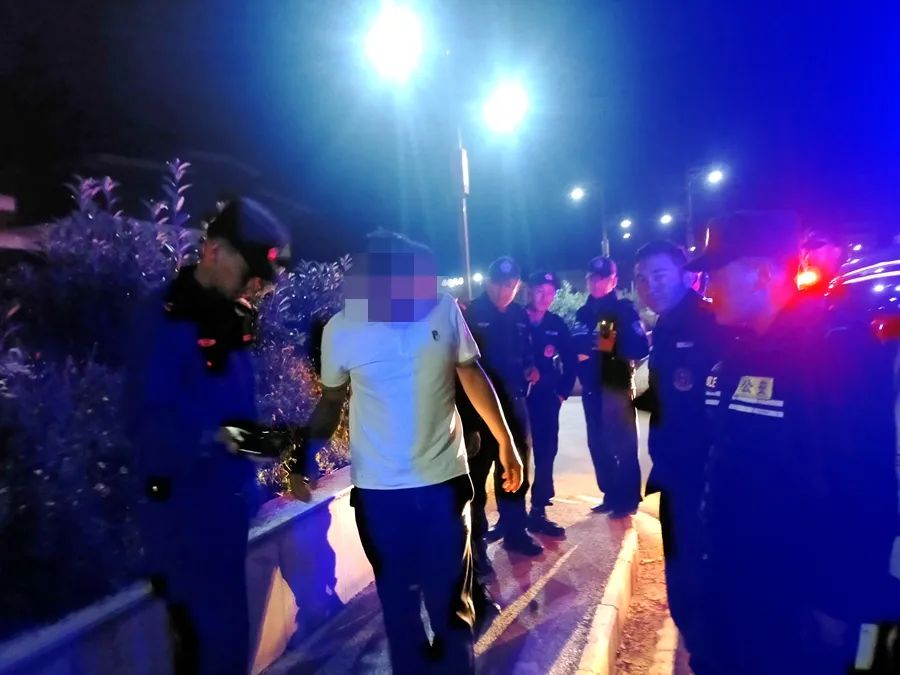 宁蒗民警温暖行动：寒露雨夜送老人、小孩回家 (1).jpg